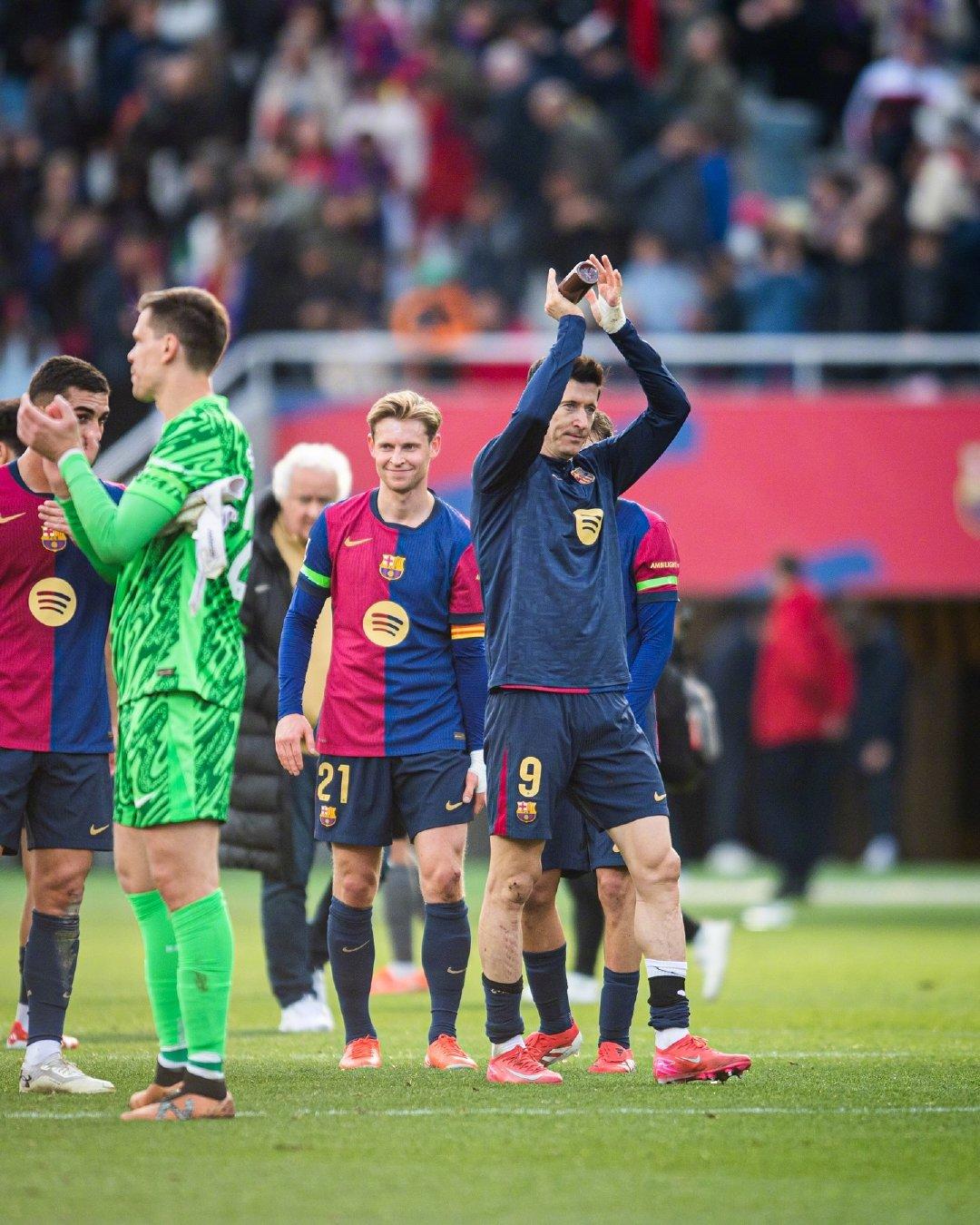 莱万多夫斯基巅峰对决，梅西与70激战利物浦分钟，逆转胜负难料！